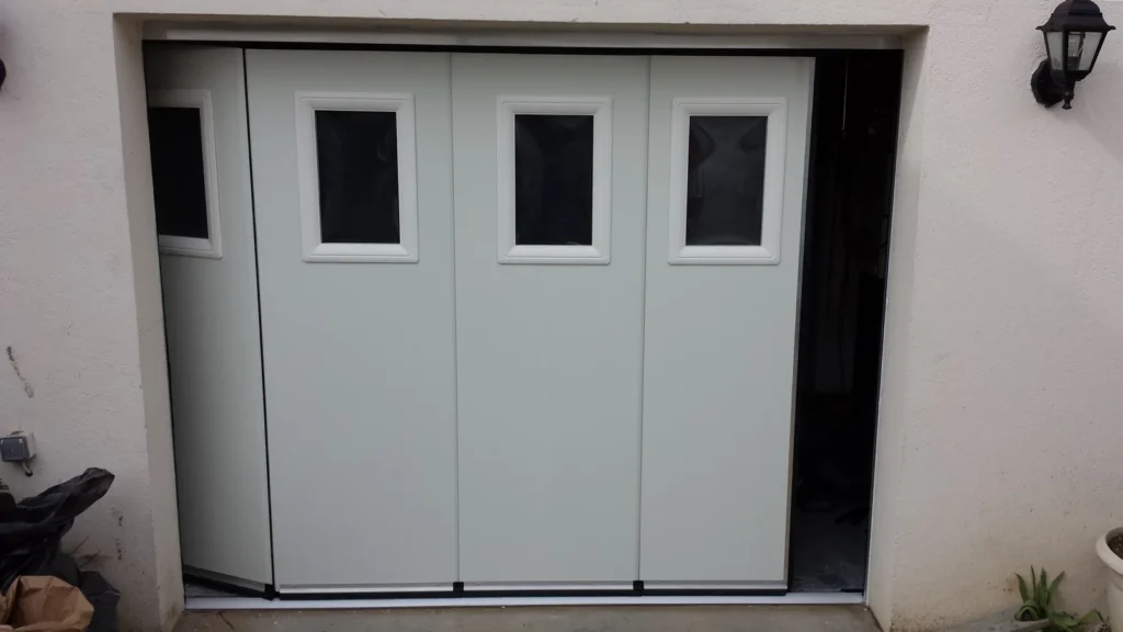 Porte de garage coulissante aluminium blanche - r\u00e9alisation France