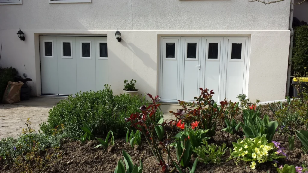 Porte de garage battante sur mesure - réalisation Bordeaux (Nouvelle-Aquitaine)