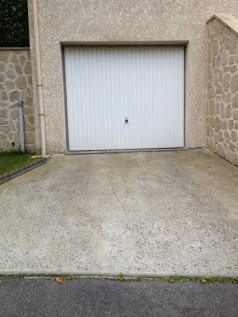 Porte de garage basculante blanche rainur\u00e9e - r\u00e9alisation France