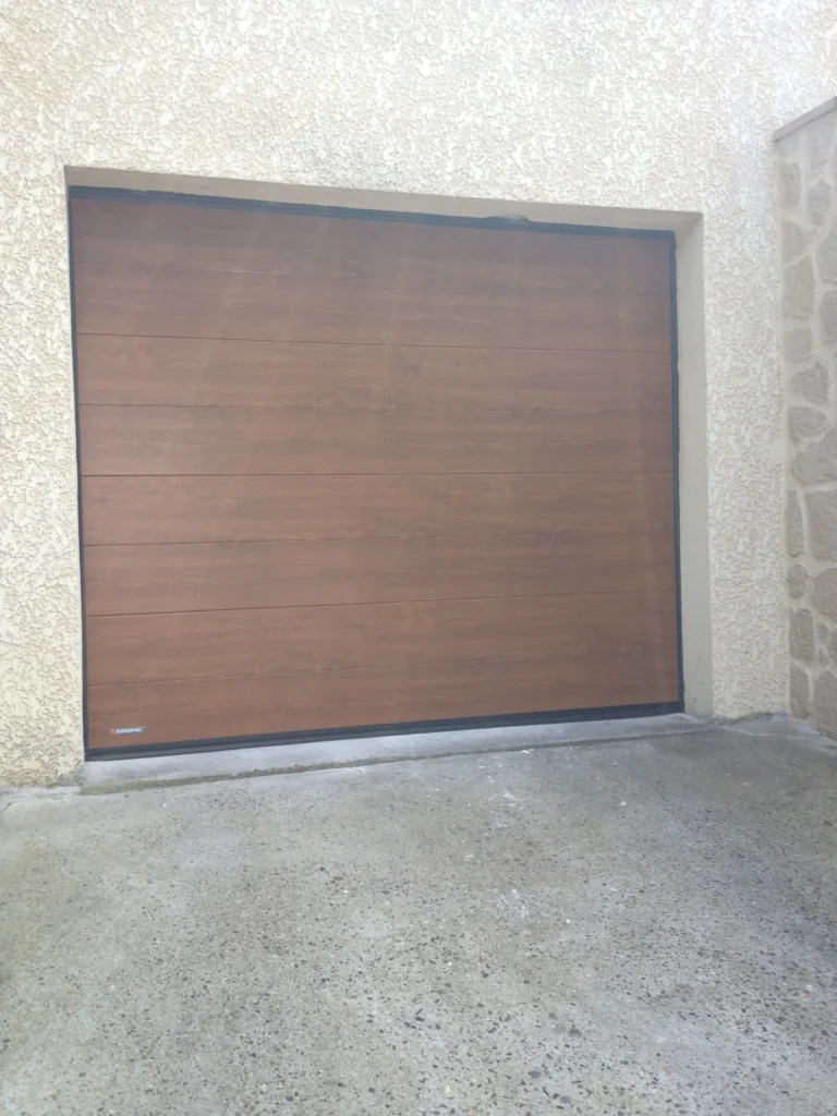 Porte de garage sectionnelle blanche rainur\u00e9e - r\u00e9alisation France