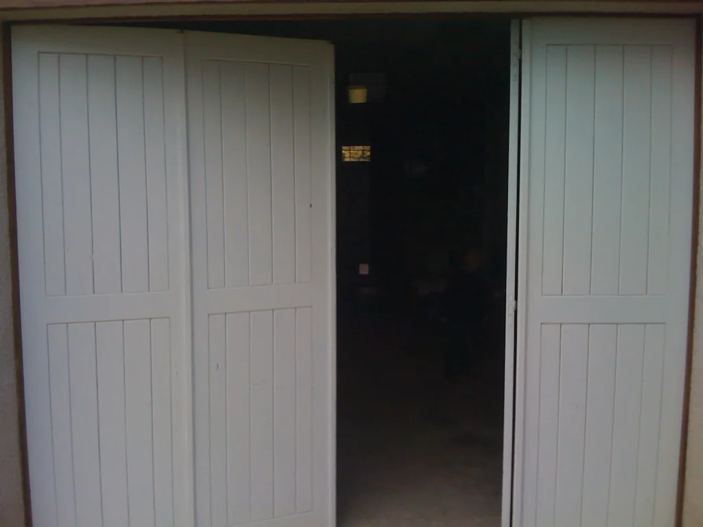 Porte de garage battante sur mesure - réalisation Hauts-de-Seine (Île-de-France)
