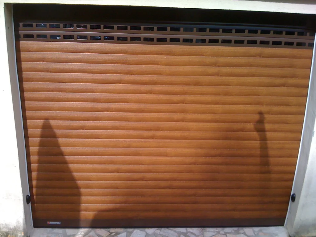 Porte de garage enroulable ton bois - r\u00e9alisation France