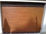 Porte de garage enroulable ton bois - r\u00e9alisation France