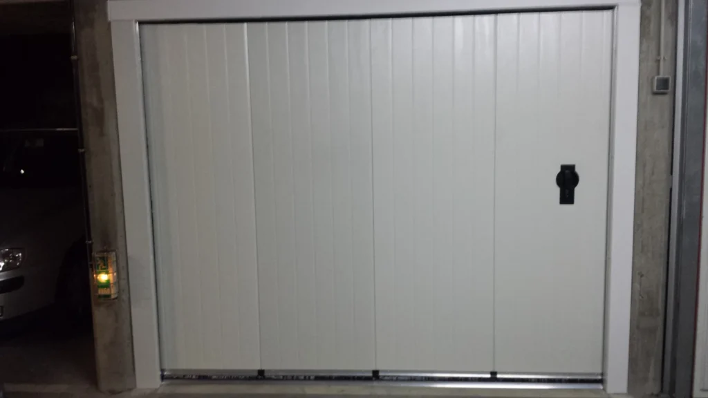 Porte de garage coulissante blanche rainur\u00e9e - r\u00e9alisation France