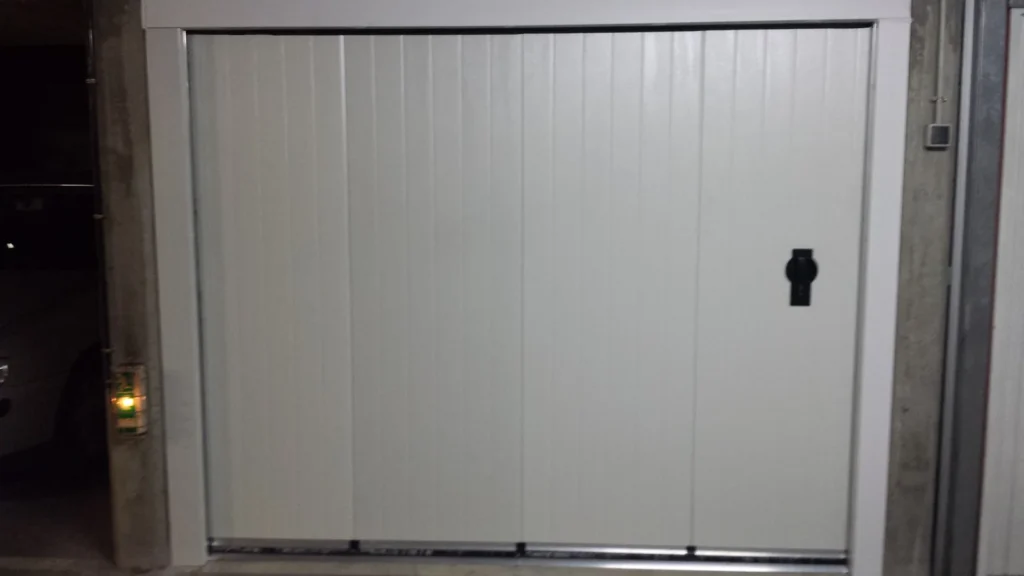 Porte de garage coulissante blanche rainur\u00e9e - r\u00e9alisation France