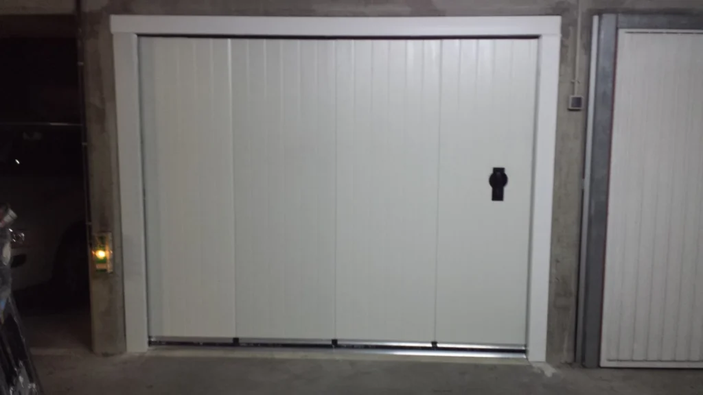 Porte de garage coulissante blanche rainur\u00e9e - r\u00e9alisation France