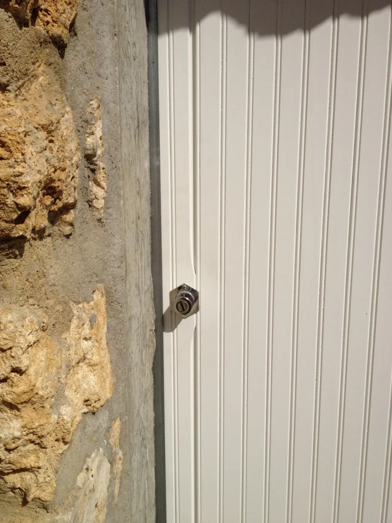 Porte de garage coulissante sur mesure - réalisation Montpellier (Occitanie)