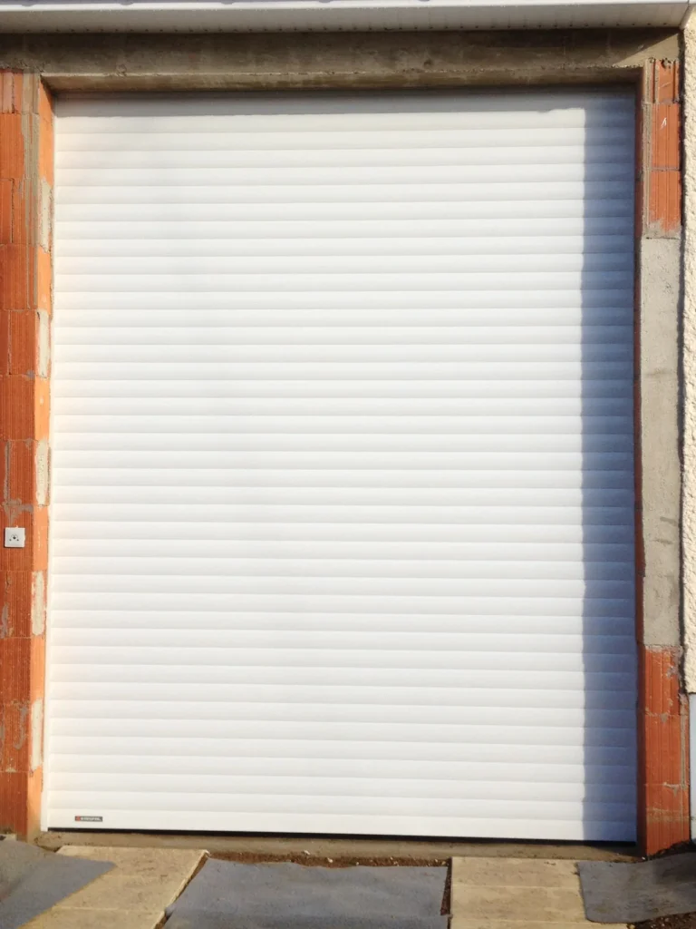 Porte de garage enroulable sur mesure - réalisation Montpellier (Occitanie)