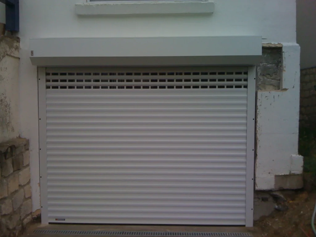 Porte de garage enroulable sur mesure - réalisation Tours (Centre-Val de Loire)