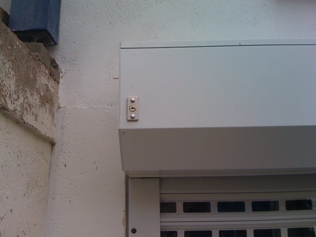 Porte de garage enroulable sur mesure - réalisation Amiens (Hauts-de-France)