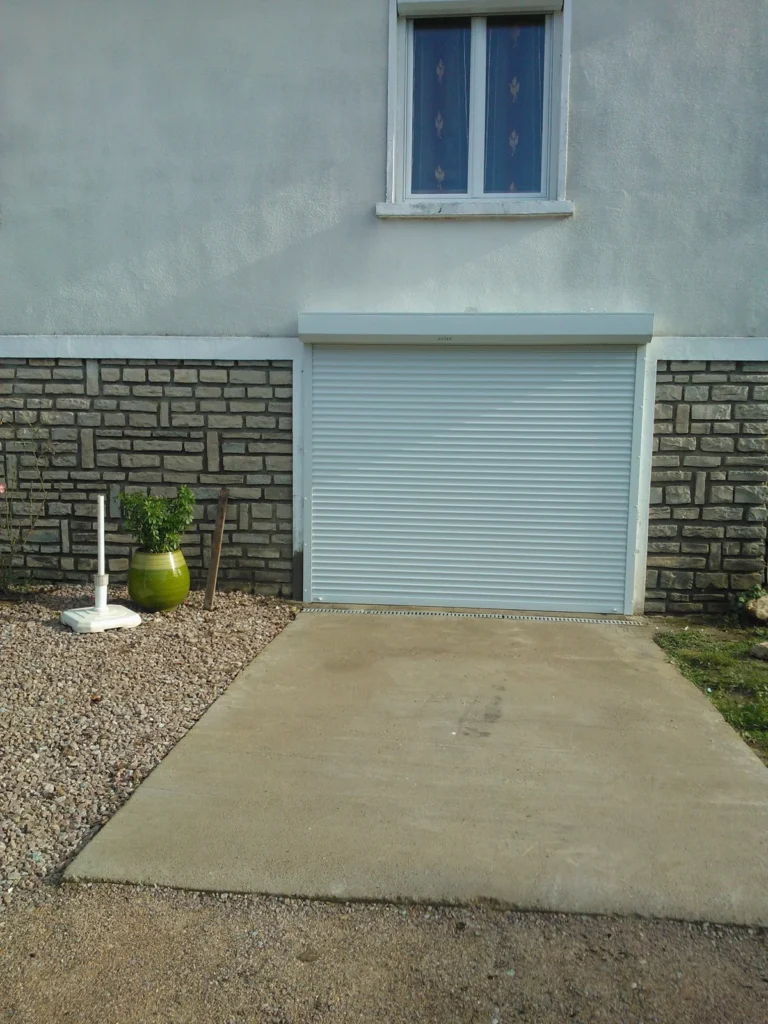 Porte de garage enroulable sur mesure - réalisation Orléans (Centre-Val de Loire)