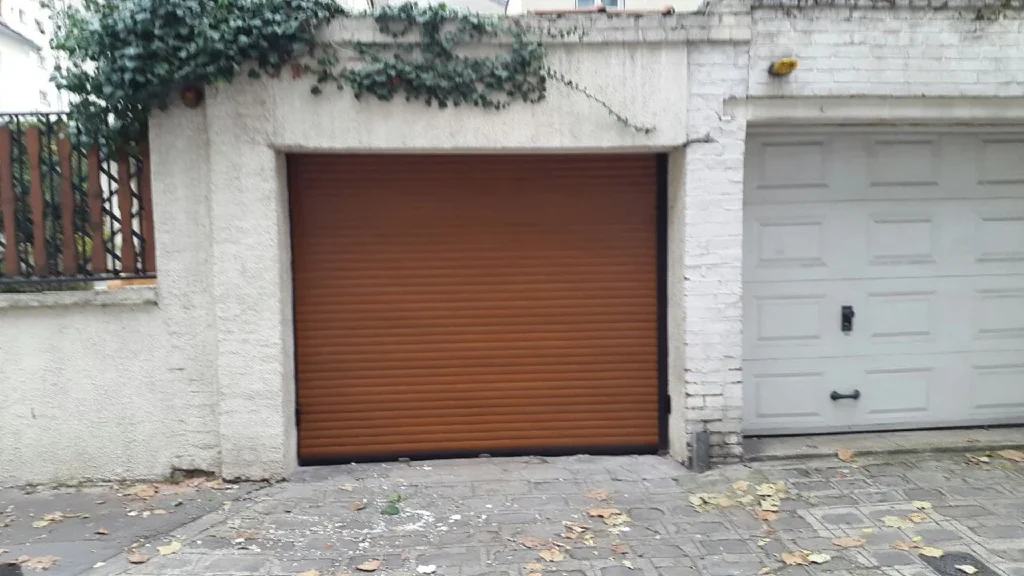 Porte de garage enroulable sur mesure - réalisation Besançon (Bourgogne-Franche-Comté)
