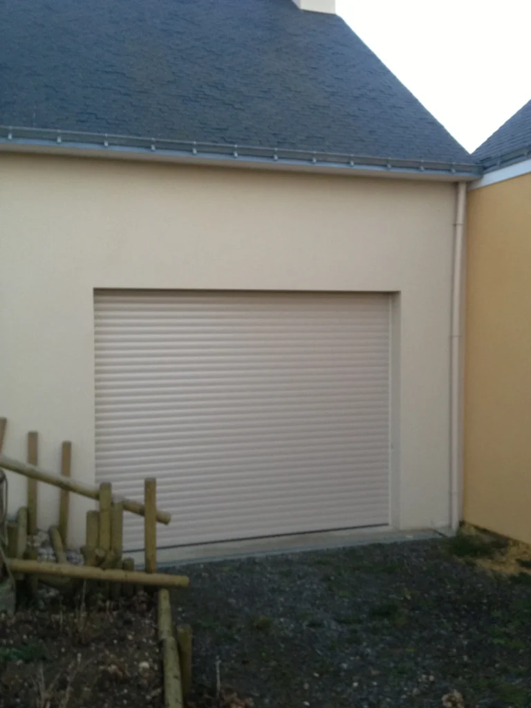 Porte de garage enroulable sur mesure - réalisation Dijon (Bourgogne-Franche-Comté)