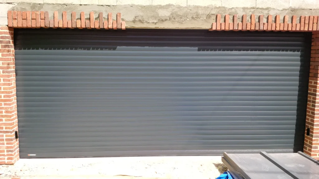 Porte de garage enroulable sur mesure - réalisation Metz (Grand Est)