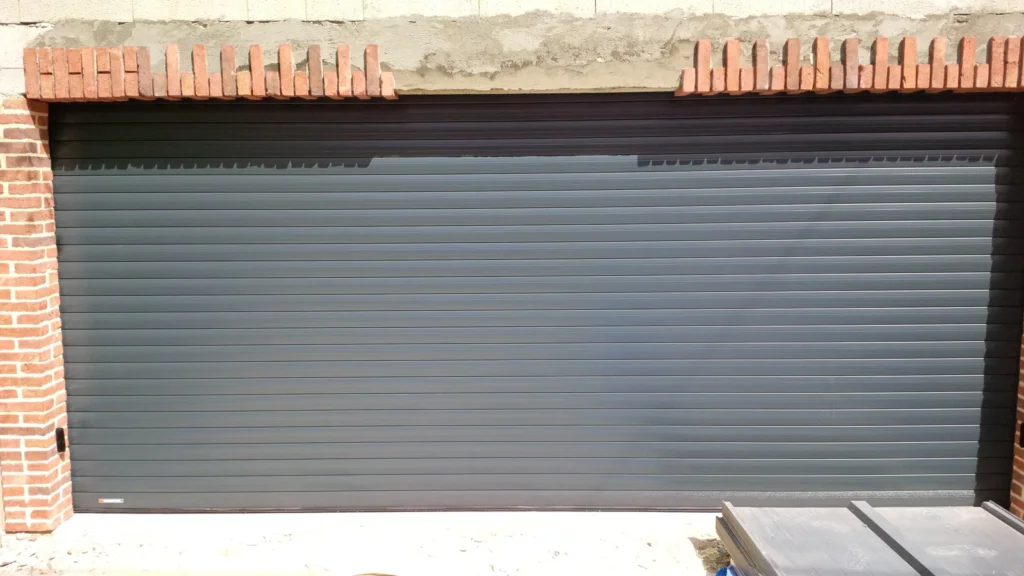 Porte de garage enroulable sur mesure - réalisation Tours (Centre-Val de Loire)