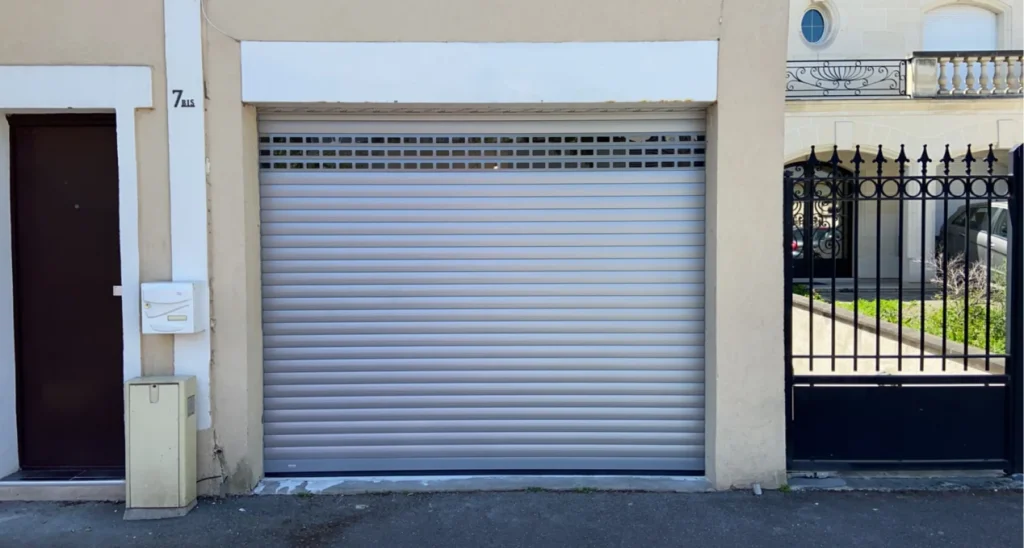 Porte de garage enroulable sur mesure - réalisation La Rochelle (Nouvelle-Aquitaine)