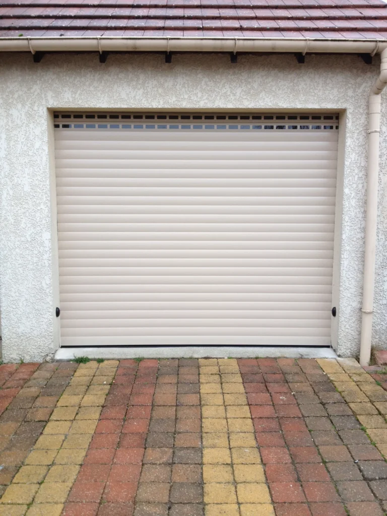 Porte de garage enroulable sur mesure - réalisation Pau (Nouvelle-Aquitaine)