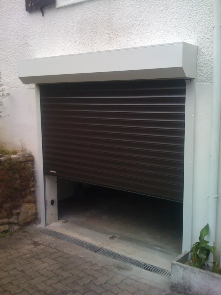 Porte de garage enroulable sur mesure - réalisation Rennes (Bretagne)
