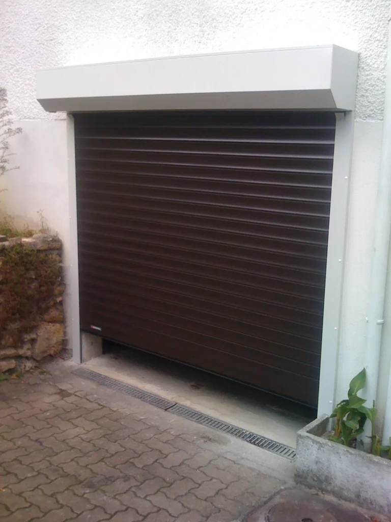 Porte de garage enroulable sur mesure - réalisation Lyon (Auvergne-Rhône-Alpes)