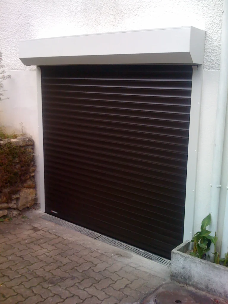 Porte de garage enroulable sur mesure - réalisation Caen (Normandie)