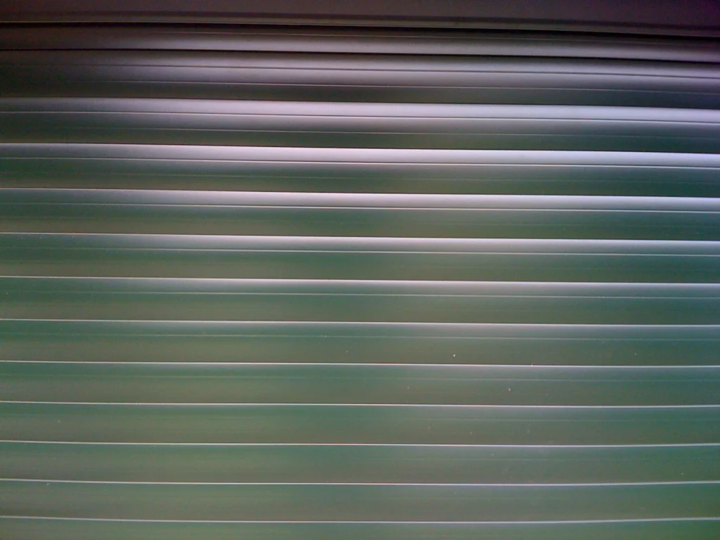 Porte de garage enroulable sur mesure - réalisation Annecy (Auvergne-Rhône-Alpes)