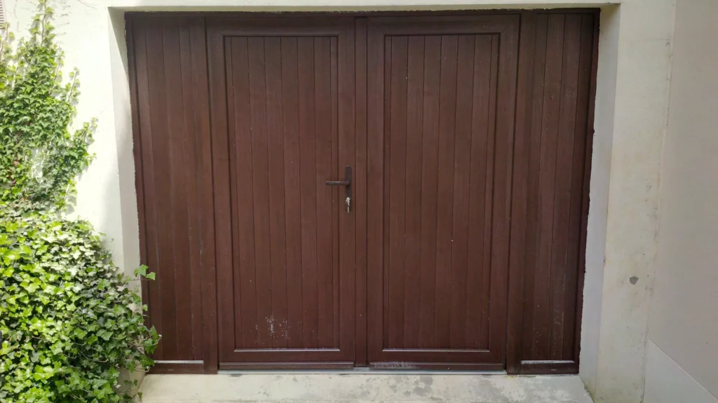 Porte de garage battante bois fonc\u00e9 2 vantaux - r\u00e9alisation Essonne (\u00cele-de-France)