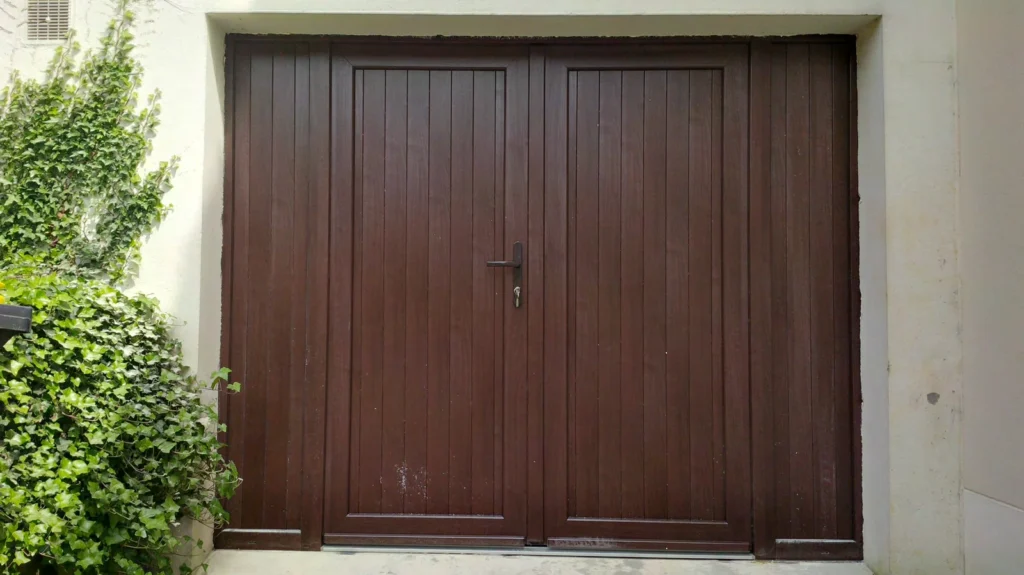 Porte de garage battante bois fonc\u00e9 2 vantaux - r\u00e9alisation Essonne (\u00cele-de-France)