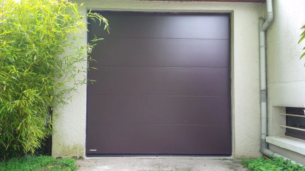 Porte de garage sectionnelle sur mesure - réalisation Lyon (Auvergne-Rhône-Alpes)