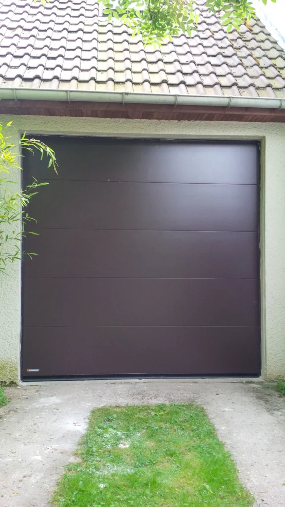 Porte de garage sectionnelle sur mesure - réalisation Besançon (Bourgogne-Franche-Comté)
