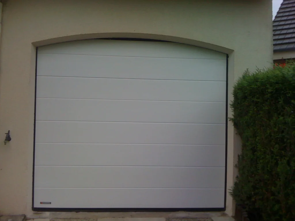 Porte de garage sectionnelle sur mesure - réalisation Brest (Bretagne)