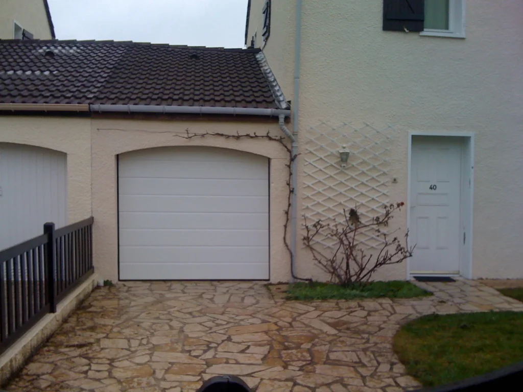 Porte de garage sectionnelle sur mesure - réalisation Hauts-de-Seine (Île-de-France)