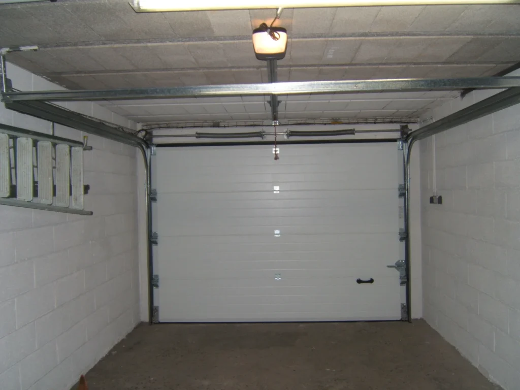 Porte de garage sectionnelle sur mesure - réalisation La Rochelle (Nouvelle-Aquitaine)