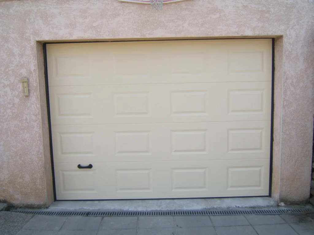 Porte de garage sectionnelle sur mesure - réalisation Seine-Saint-Denis (Île-de-France)