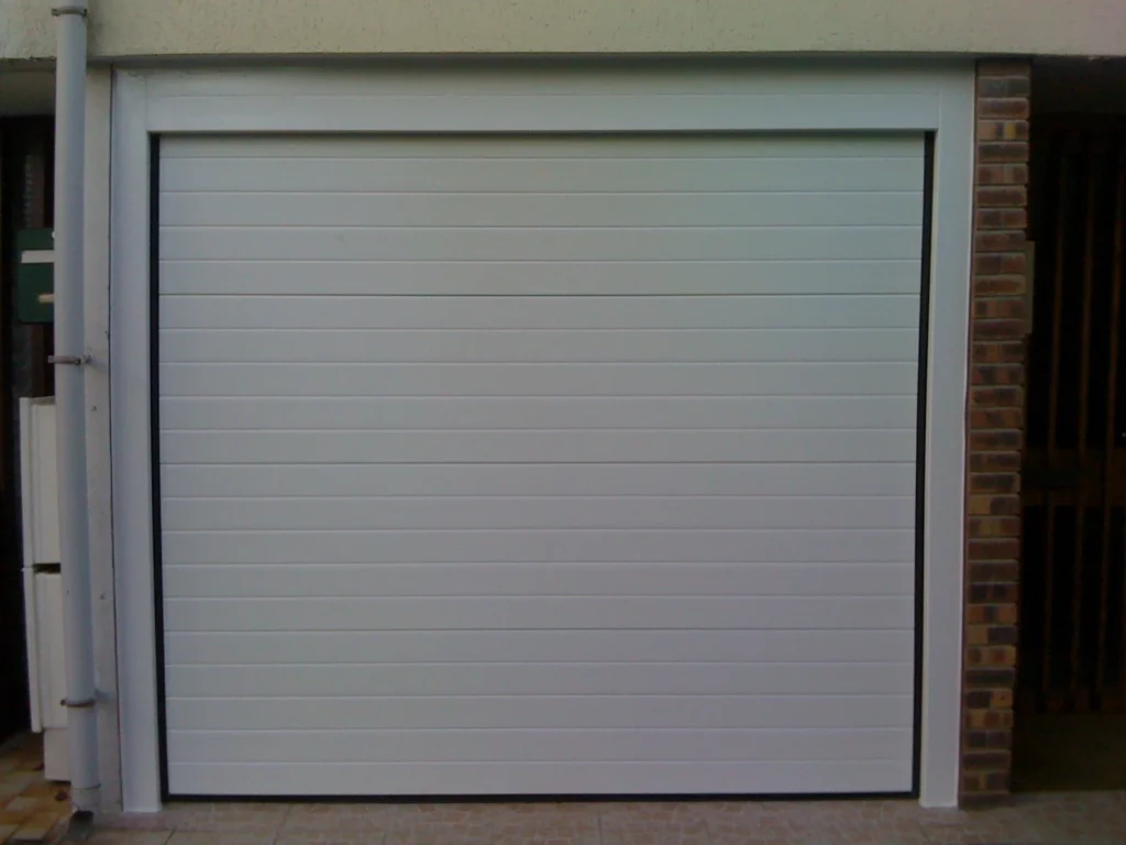 Porte de garage sectionnelle sur mesure - réalisation Val-de-Marne (Île-de-France)