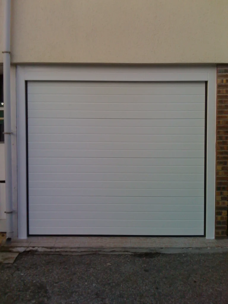 Porte de garage sectionnelle sur mesure - réalisation Rennes (Bretagne)