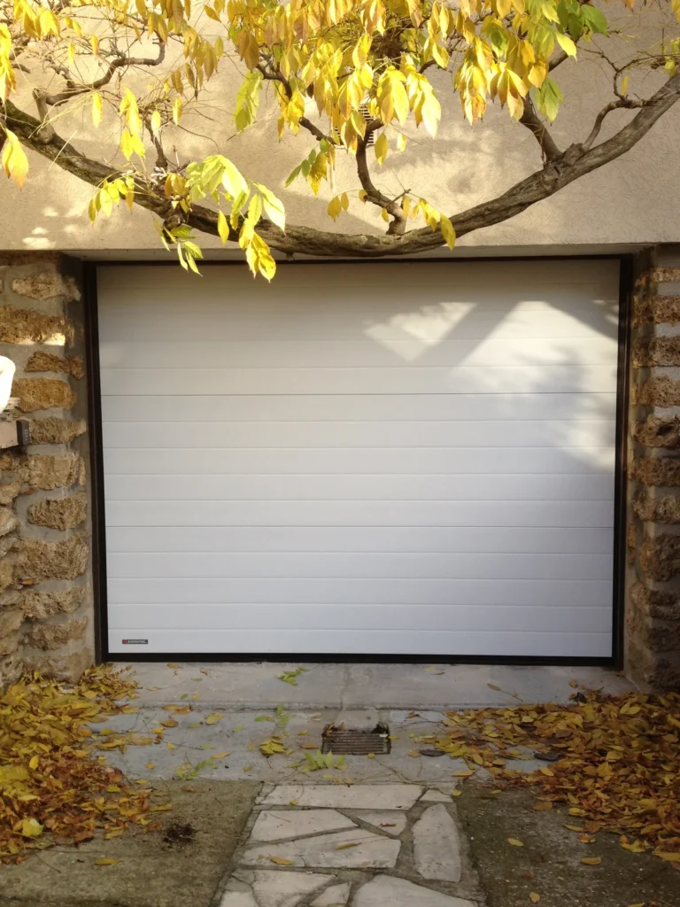 Porte de garage sectionnelle sur mesure - réalisation Saint-Étienne (Auvergne-Rhône-Alpes)