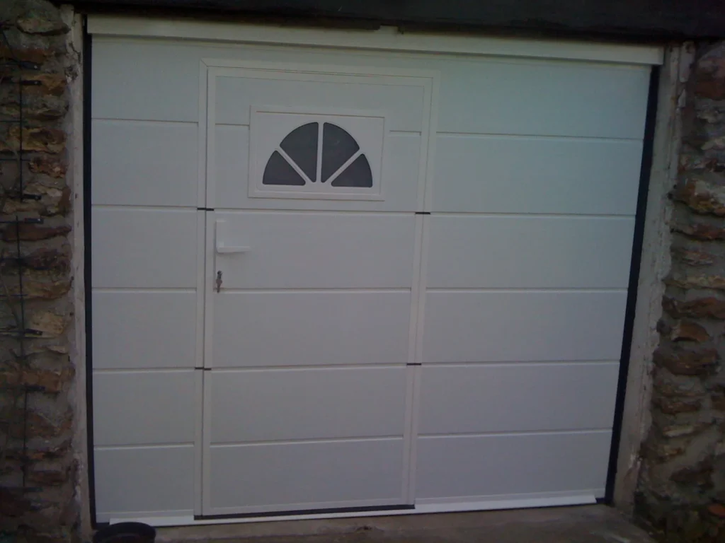 Porte de garage sectionnelle sur mesure - réalisation Montpellier (Occitanie)