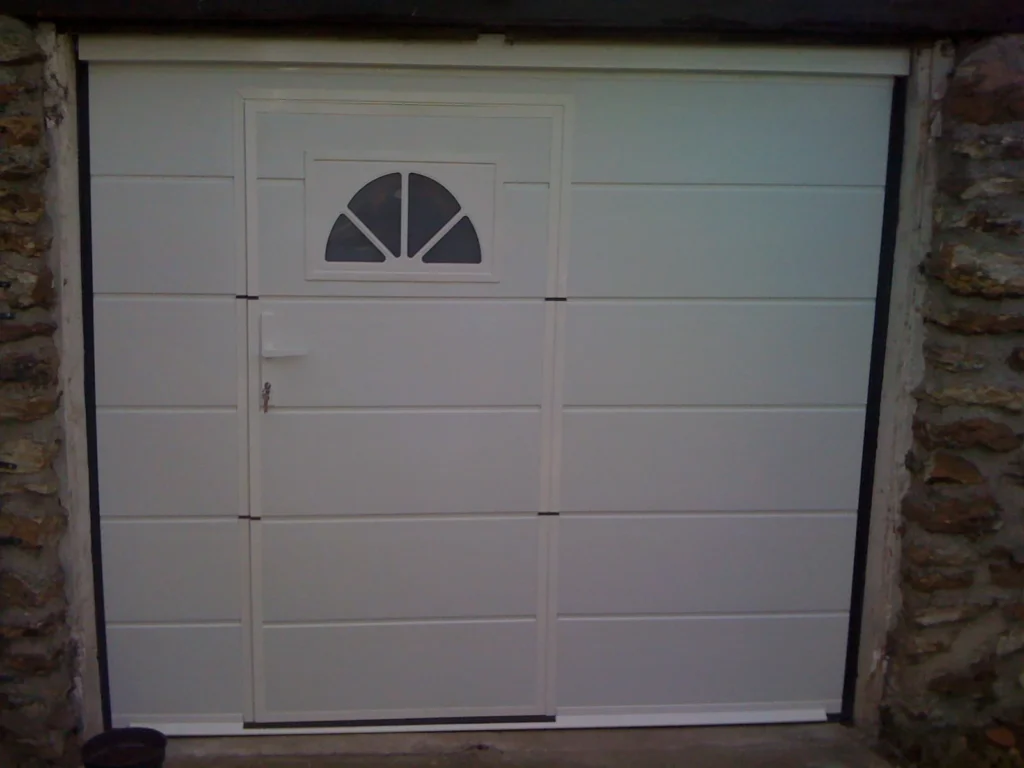 Porte de garage sectionnelle sur mesure - réalisation Pau (Nouvelle-Aquitaine)
