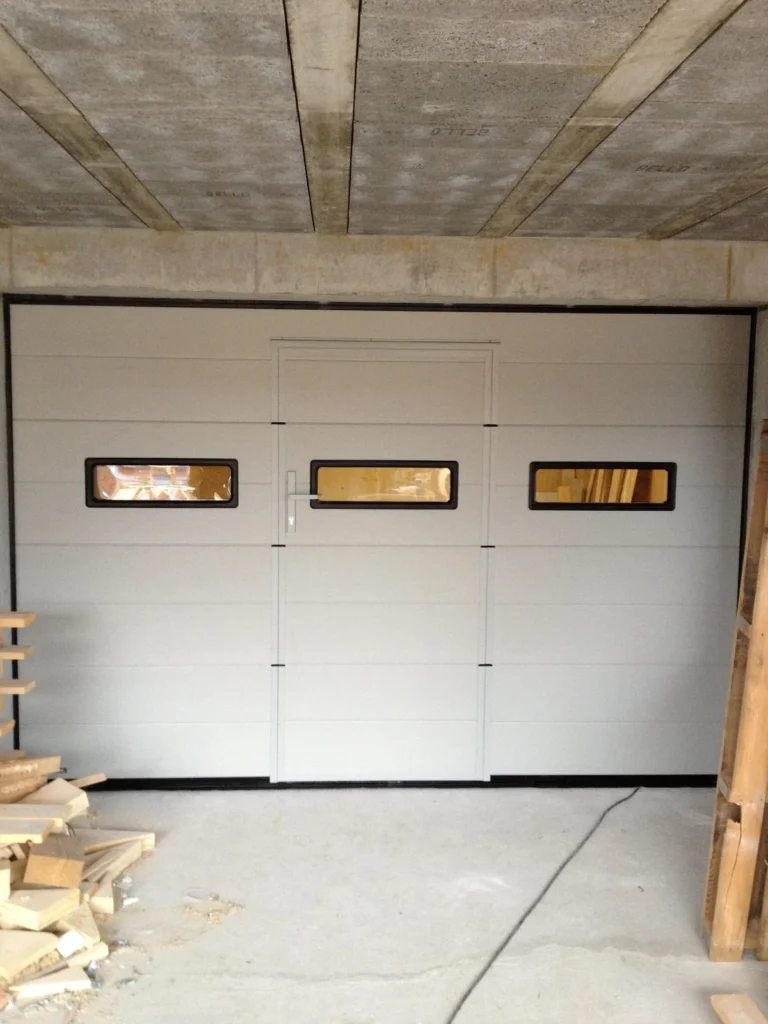 Porte de garage sectionnelle sur mesure - réalisation Caen (Normandie)