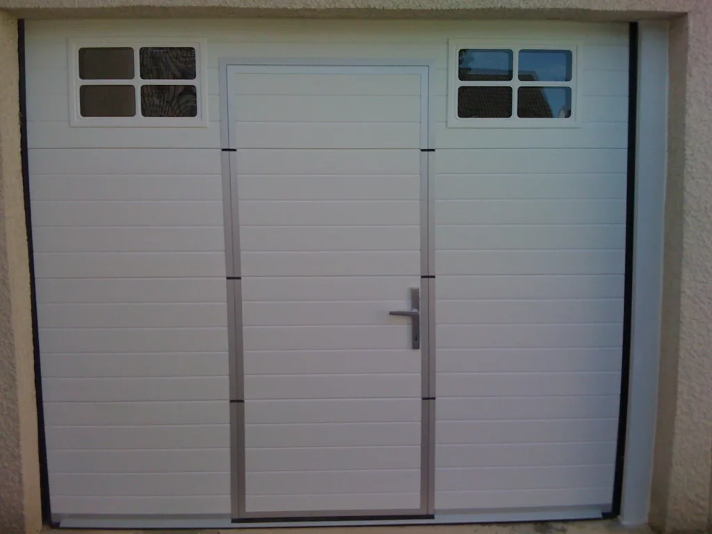 Porte de garage sectionnelle sur mesure - réalisation Lyon (Auvergne-Rhône-Alpes)