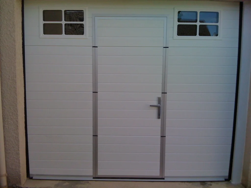 Porte de garage sectionnelle sur mesure - réalisation Besançon (Bourgogne-Franche-Comté)