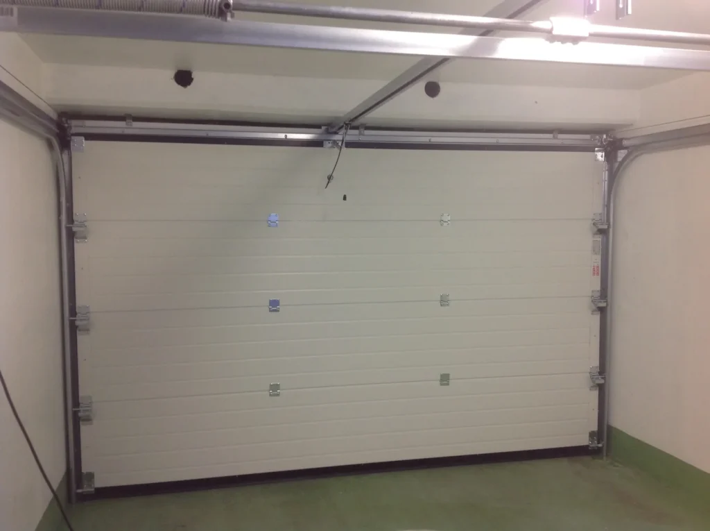 Porte de garage sectionnelle sur mesure - réalisation Lyon (Auvergne-Rhône-Alpes)