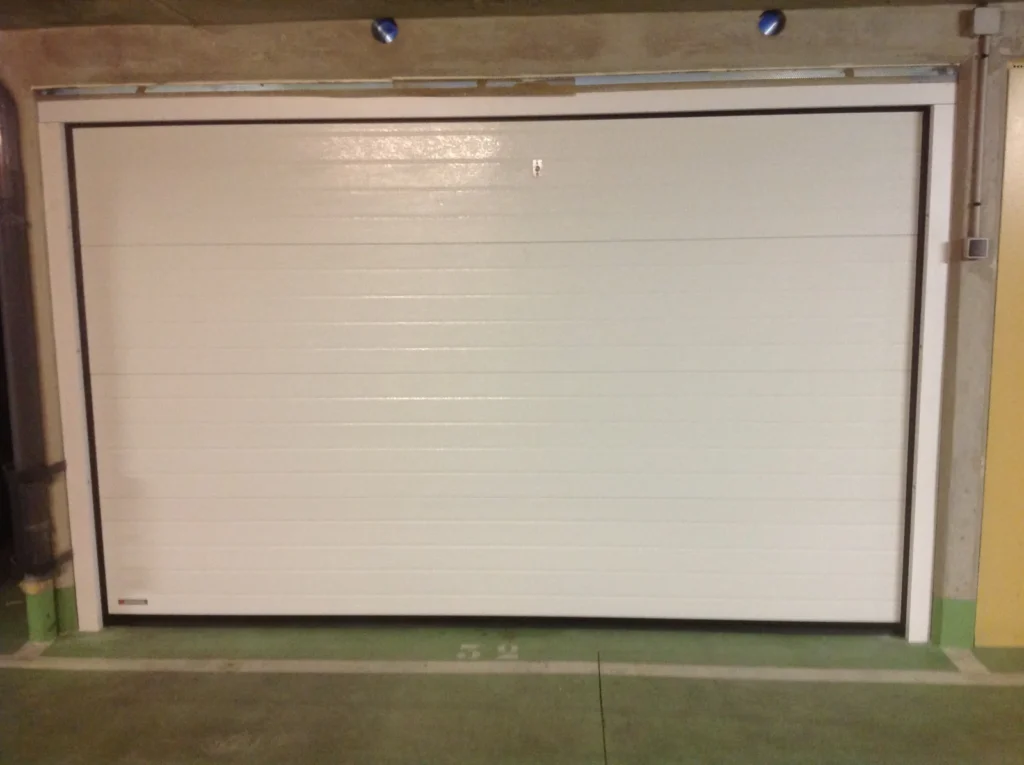 Porte de garage sectionnelle sur mesure - réalisation Caen (Normandie)