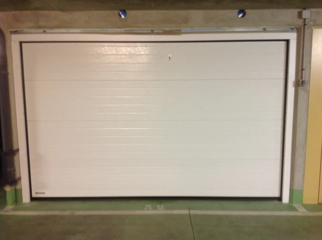 Porte de garage sectionnelle sur mesure - réalisation Marseille (Provence-Alpes-Côte d’Azur)
