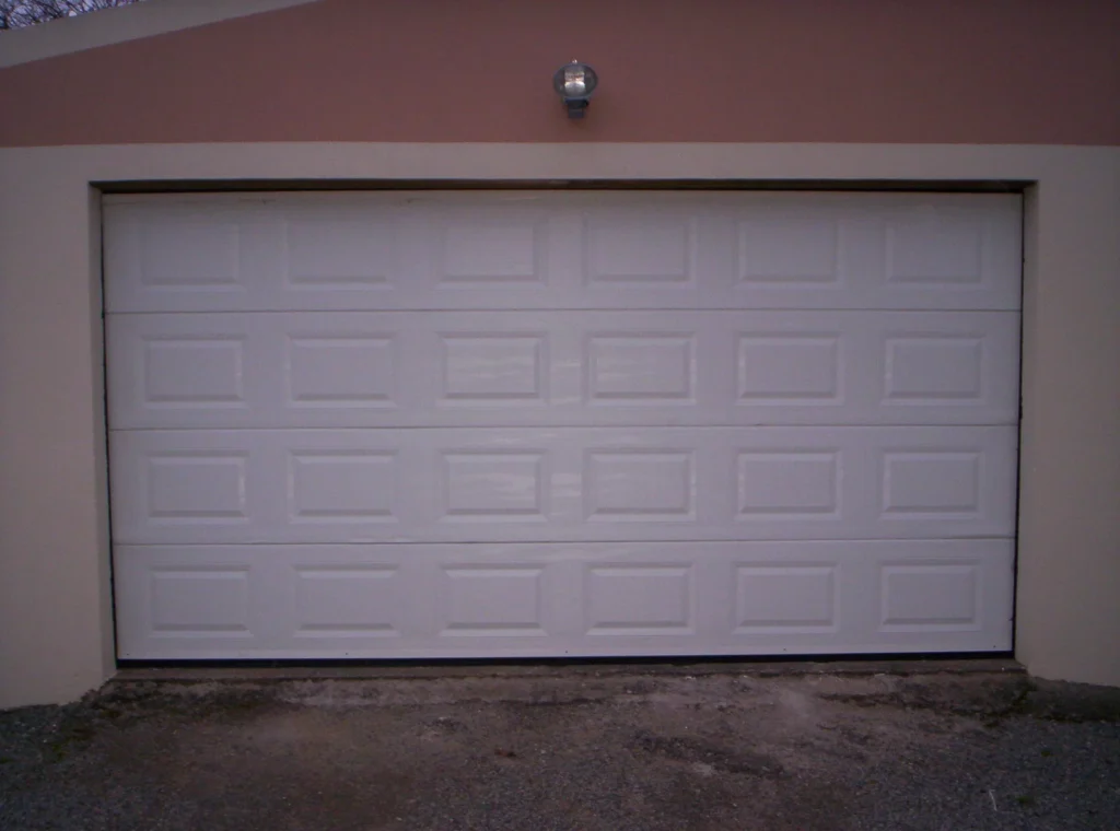 Porte de garage sectionnelle sur mesure - réalisation Clermont-Ferrand (Auvergne-Rhône-Alpes)