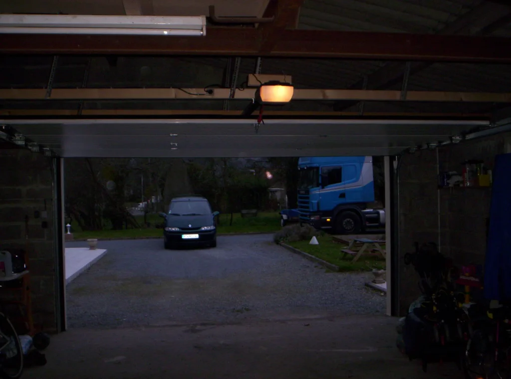 Porte de garage sectionnelle sur mesure - réalisation Caen (Normandie)