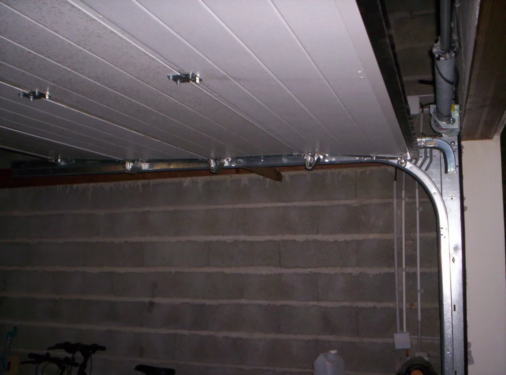 Porte de garage sectionnelle sur mesure - réalisation Angers (Pays de la Loire)