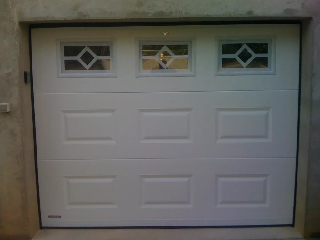 Porte de garage sectionnelle sur mesure - réalisation Rennes (Bretagne)