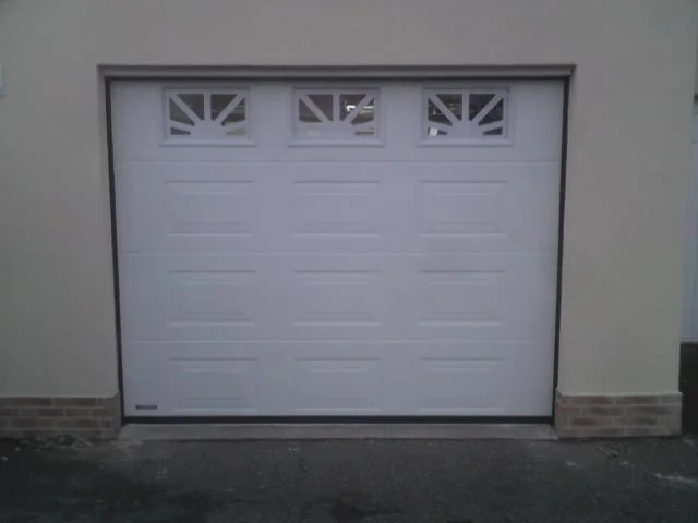 Porte de garage sectionnelle sur mesure - réalisation Annecy (Auvergne-Rhône-Alpes)