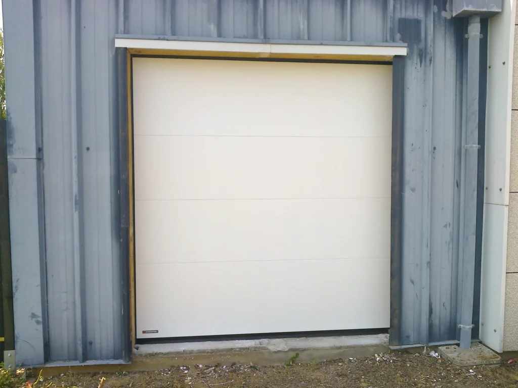Porte de garage sectionnelle sur mesure - réalisation Nantes (Pays de la Loire)